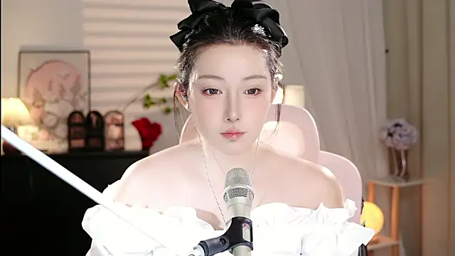 Snapshot of Dou-Dou-er chatting on 10-17-25, 12:51 Dou-Dou-er online show from 10-17-25, 12:51