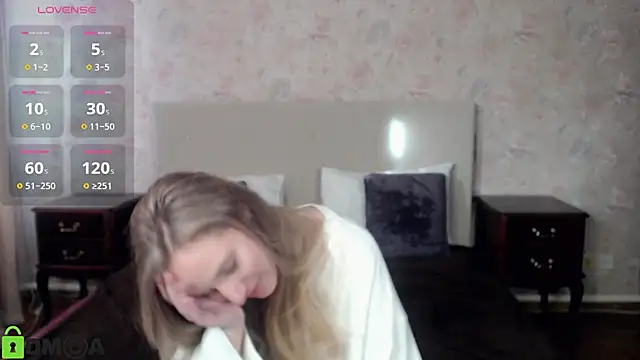 Snapshot of blondyriss chatting on 03-05-25, 02:12 blondyriss online show from 03-05-25, 02:12