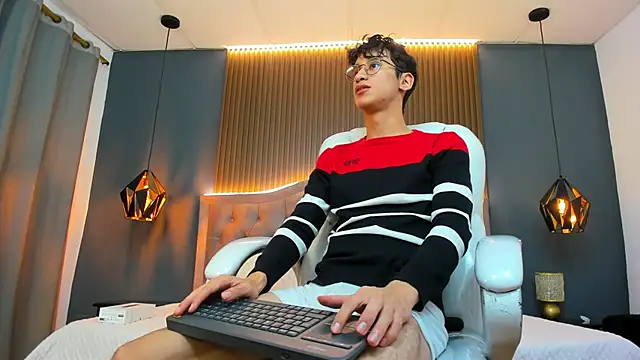 Snapshot of Cum_hunters chatting on 09-17-25, 03:30 Cum hunters online show from 09-17-25, 03:30