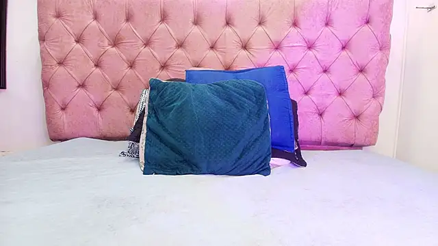 Auroraa miller online show from 09-27-25, 12:00