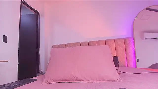 Auroraa miller online show from 02-05-26, 12:01