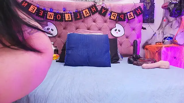 Auroraa miller online show from 10-20-25, 11:55