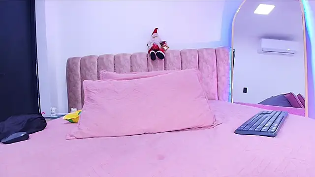 Auroraa miller online show from 12-21-25, 12:29