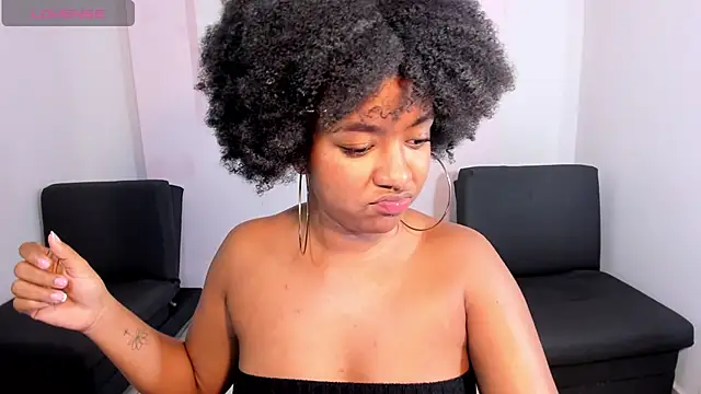 Snapshot of AishaHil chatting on 01-30-25, 06:00 AishaHil online show from 01-30-25, 06:00