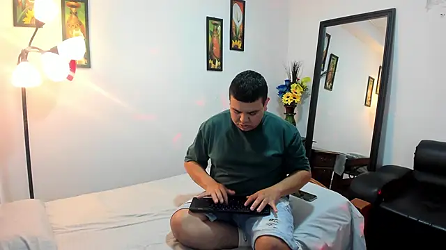 Snapshot of Faridsweetness chatting on 01-24-25, 12:20 Faridsweetness online show from 01-24-25, 12:20