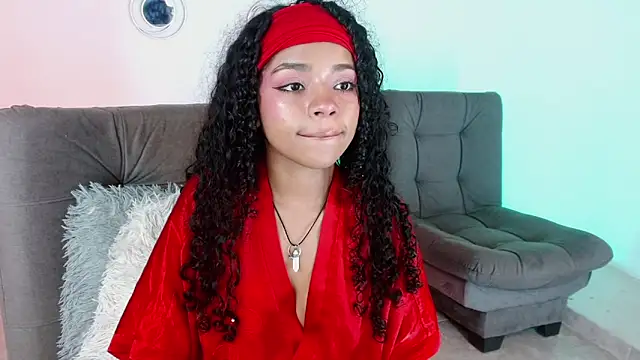Snapshot of lucie_petite chatting on 03-21-25, 09:34 lucie petite online show from 03-21-25, 09:34