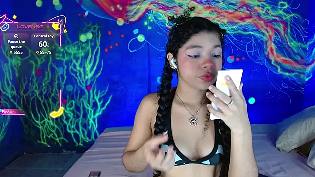 Snapshot of lucie_petite chatting on 10-13-25, 06:42 lucie petite online show from 10-13-25, 06:42