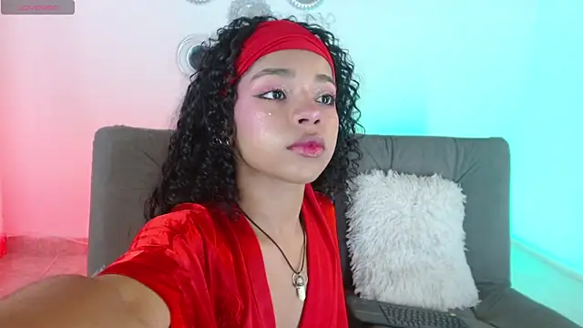 Snapshot of lucie_petite chatting on 03-21-25, 06:29 lucie petite online show from 03-21-25, 06:29
