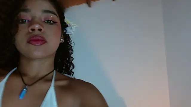 Snapshot of lucie_petite chatting on 02-13-25, 06:26 lucie petite online show from 02-13-25, 06:26