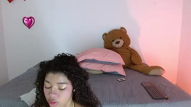 Snapshot of lucie_petite chatting on 03-14-25, 06:50 lucie petite online show from 03-14-25, 06:50