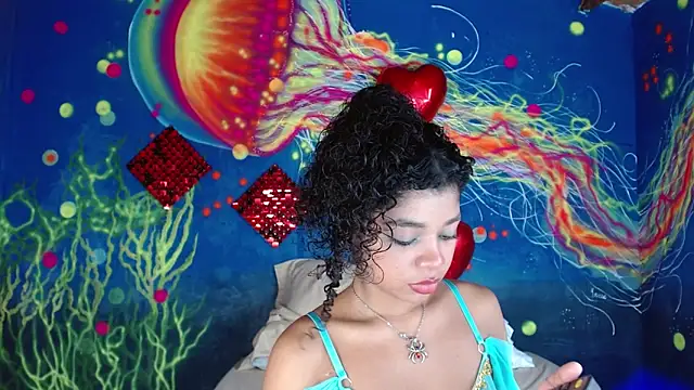 Snapshot of lucie_petite chatting on 09-25-25, 06:36 lucie petite online show from 09-25-25, 06:36