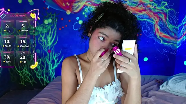 Snapshot of lucie_petite chatting on 10-11-25, 06:42 lucie petite online show from 10-11-25, 06:42
