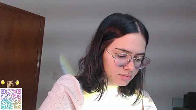 Snapshot of crystalll_room chatting on 07-19-26, 04:10 crystalll room online show from 07-19-26, 04:10