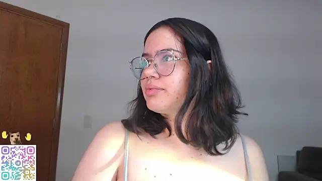 Snapshot of crystalll_room chatting on 07-27-26, 02:40 crystalll room online show from 07-27-26, 02:40