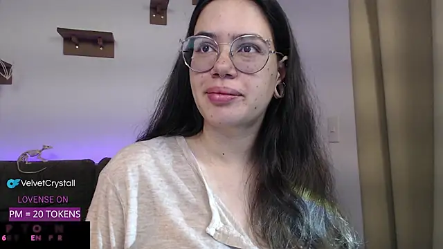 Snapshot of crystalll_room chatting on 10-19-25, 06:49 crystalll room online show from 10-19-25, 06:49