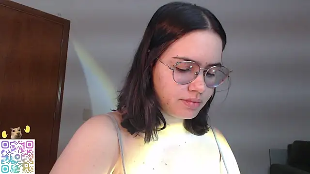 Snapshot of crystalll_room chatting on 07-20-26, 12:18 crystalll room online show from 07-20-26, 12:18