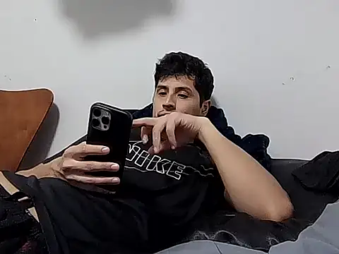 Snapshot of PerroDemonioHot chatting on 12-22-25, 12:44 PerroDemonioHot online show from 12-22-25, 12:44