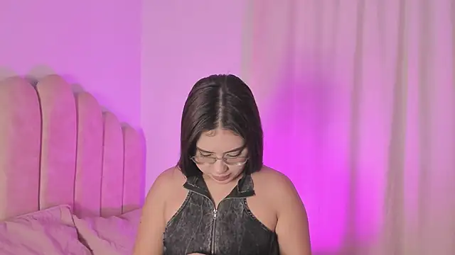 Snapshot of Marianagarcia01 chatting on 02-20-26, 10:12 Marianagarcia01 online show from 02-20-26, 10:12