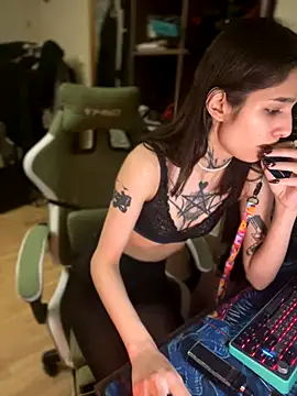 mollyEXD online show from 12-15-25, 10:15