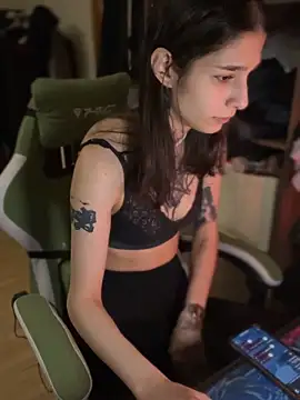 mollyEXD online show from 12-19-25, 06:10