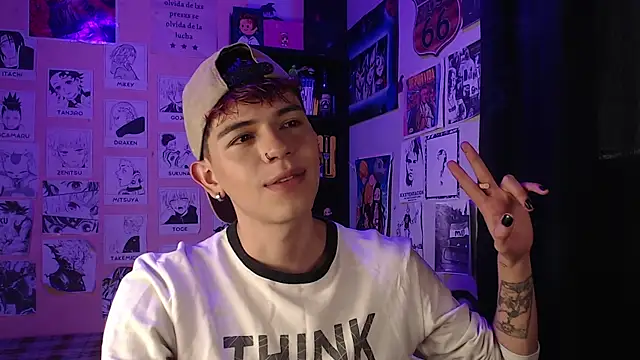 Snapshot of Mickey_Magic chatting on 03-18-25, 08:05 Mickey Magic online show from 03-18-25, 08:05