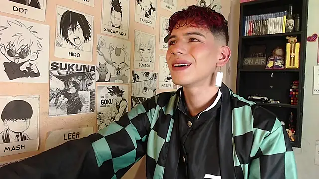 Snapshot of Mickey_Magic chatting on 03-08-25, 04:23 Mickey Magic online show from 03-08-25, 04:23