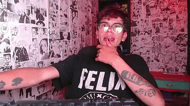 Snapshot of Mickey_Magic chatting on 10-06-25, 04:35 Mickey Magic online show from 10-06-25, 04:35