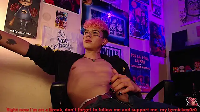 Snapshot of Mickey_Magic chatting on 11-16-25, 03:55 Mickey Magic online show from 11-16-25, 03:55