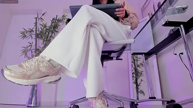 hannah howeell   online show from 11-04-25, 09:46