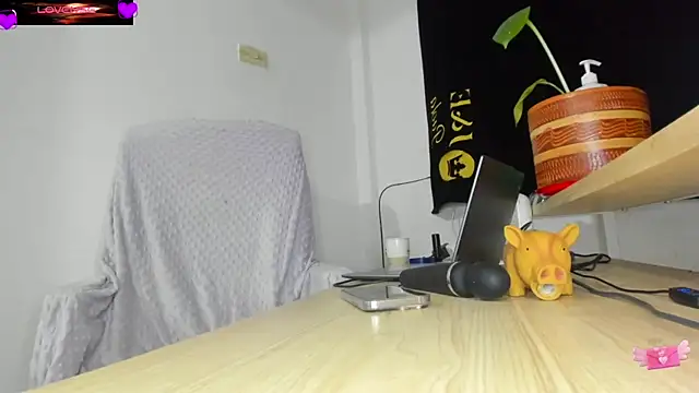 Snapshot of VioletParkker chatting on 03-06-26, 02:06 VioletParkker online show from 03-06-26, 02:06