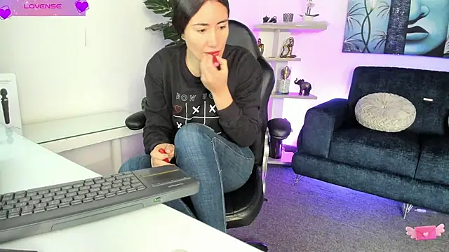 Snapshot of VioletParkker chatting on 02-25-25, 12:49 VioletParkker online show from 02-25-25, 12:49