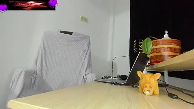 Snapshot of VioletParkker chatting on 03-28-26, 02:34 VioletParkker online show from 03-28-26, 02:34