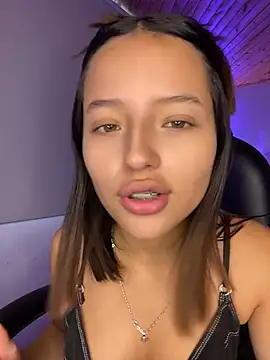 Snapshot of Sofia18_pinkk chatting on 05-22-26, 09:35 Sofia18 pinkk online show from 05-22-26, 09:35