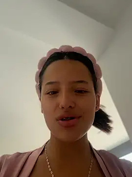 Snapshot of Sofia18_pinkk chatting on 05-17-26, 08:09 Sofia18 pinkk online show from 05-17-26, 08:09
