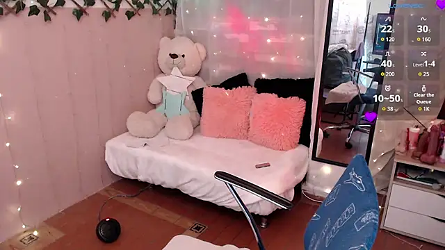 Snapshot of cute_bunny95 chatting on 10-21-25, 11:53 cute bunny95 online show from 10-21-25, 11:53