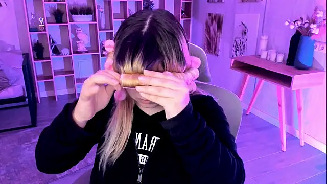 DiaAngell online show from 11-08-25, 07:50