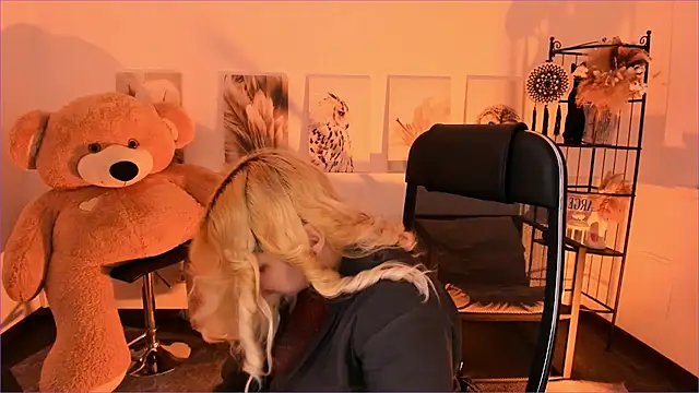 DiaAngell online show from 12-17-25, 07:30