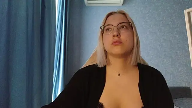 Snapshot of HotBrandyX chatting on 10-20-25, 06:04 HotBrandyX online show from 10-20-25, 06:04