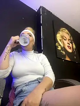 Snapshot of viktoria_davis_ chatting on 10-22-25, 12:32 viktoria davis online show from 10-22-25, 12:32