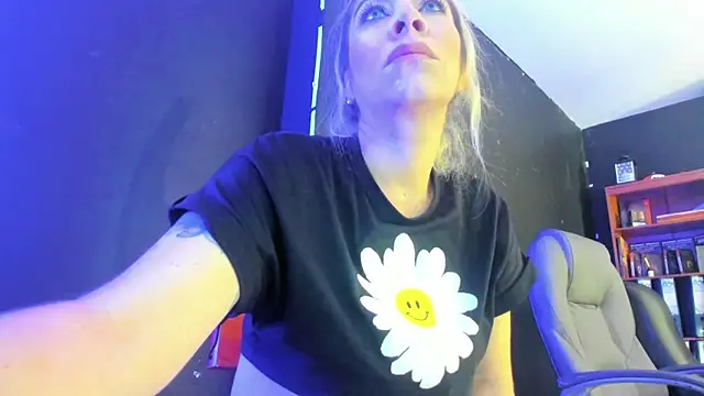 Snapshot of viktoria_davis_ chatting on 03-10-25, 10:02 viktoria davis online show from 03-10-25, 10:02