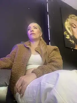 Snapshot of viktoria_davis_ chatting on 10-11-25, 10:55 viktoria davis online show from 10-11-25, 10:55