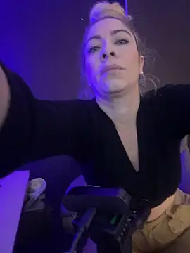 Snapshot of viktoria_davis_ chatting on 03-06-25, 11:42 viktoria davis online show from 03-06-25, 11:42