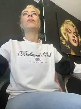 Snapshot of viktoria_davis_ chatting on 10-01-25, 11:30 viktoria davis online show from 10-01-25, 11:30