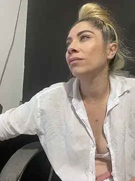Snapshot of viktoria_davis_ chatting on 03-15-25, 01:19 viktoria davis online show from 03-15-25, 01:19