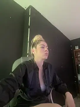 Snapshot of viktoria_davis_ chatting on 03-08-25, 10:56 viktoria davis online show from 03-08-25, 10:56