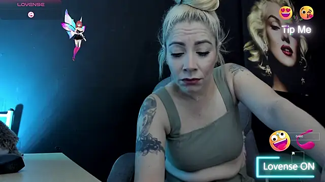 Snapshot of viktoria_davis_ chatting on 10-20-25, 11:38 viktoria davis online show from 10-20-25, 11:38