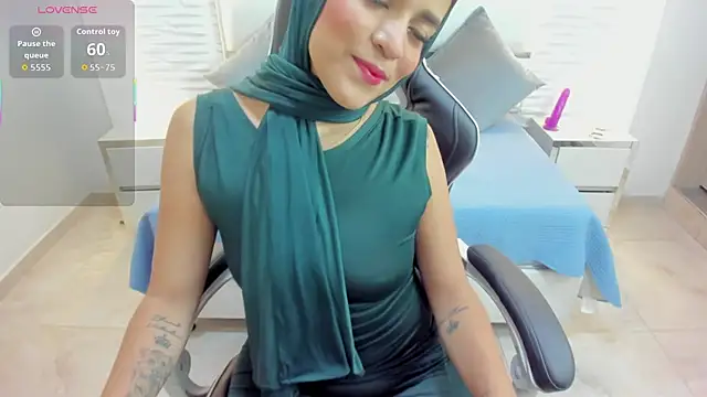 Snapshot of Zulema_hamdi chatting on 10-17-25, 11:56 Zulema hamdi online show from 10-17-25, 11:56