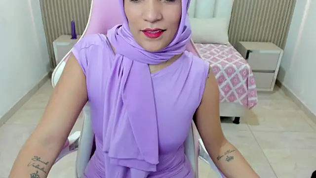 Snapshot of Zulema_hamdi chatting on 03-19-25, 06:24 Zulema hamdi online show from 03-19-25, 06:24