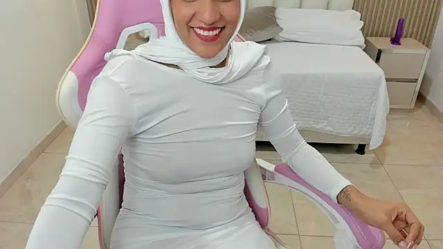 Snapshot of Zulema_hamdi chatting on 03-18-25, 09:23 Zulema hamdi online show from 03-18-25, 09:23