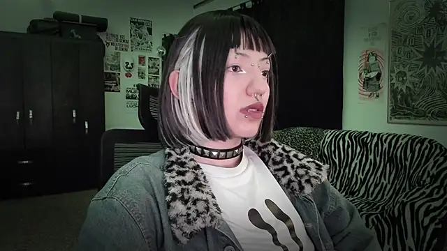 Snapshot of roxy_toxic chatting on 06-18-26, 12:53 roxy toxic online show from 06-18-26, 12:53
